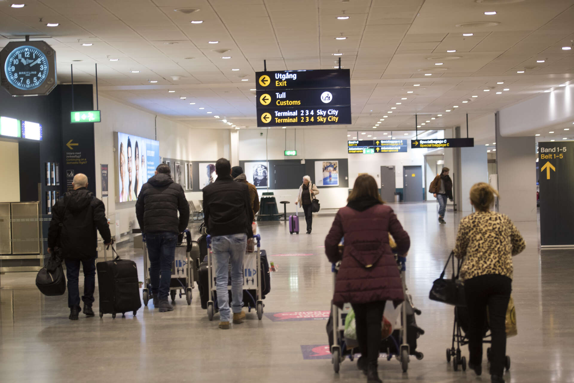 Flygresenärer med bagage på Stockholm Arlanda Airport. Arkivbild.