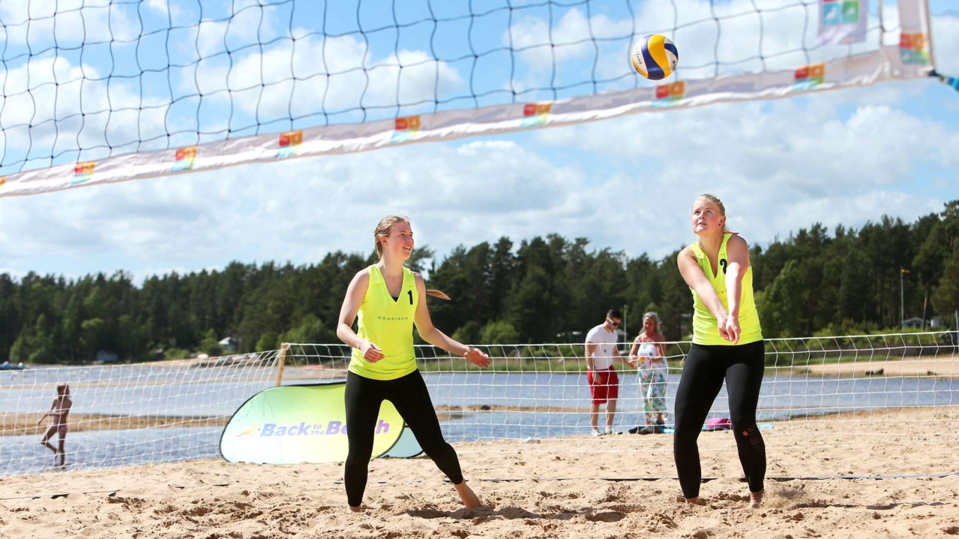 Beachvolleyboll är en av aktiviteterna som redan finns vid Bomstadbaden, men nu är planen att utöka med fler. Arkivbild.