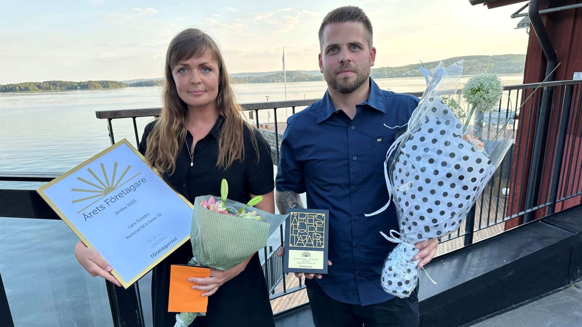 Emma Karlsson, ekonomiansvarig, och Richard Grahn tog emot priset under onsdagskvällen på Olssons brygga.