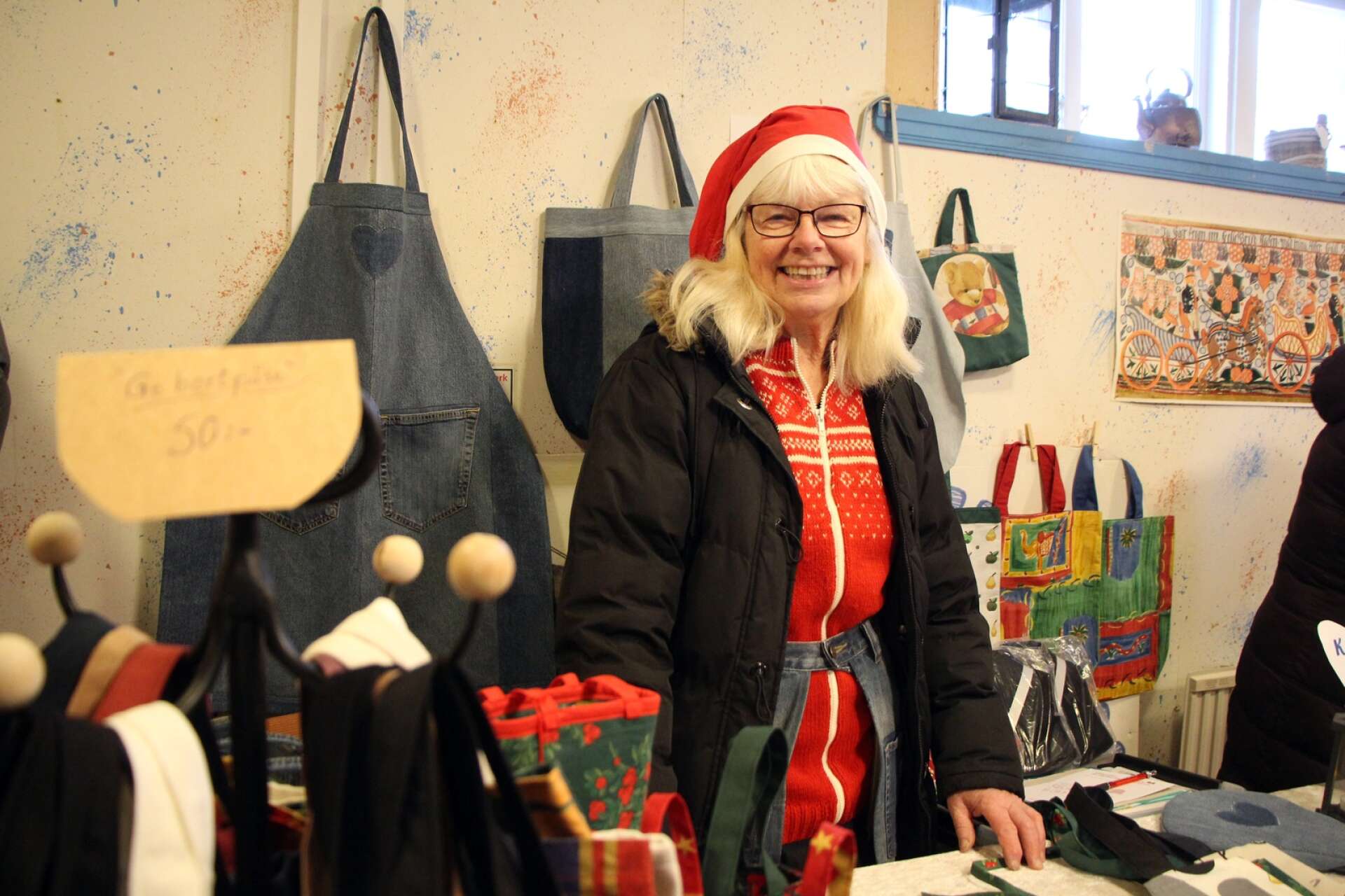 Berit Bertilsson brukar vara med och dansa på midsommarfirandet i Karleby. Nu var hon även med på julmarknaden som försäljare.