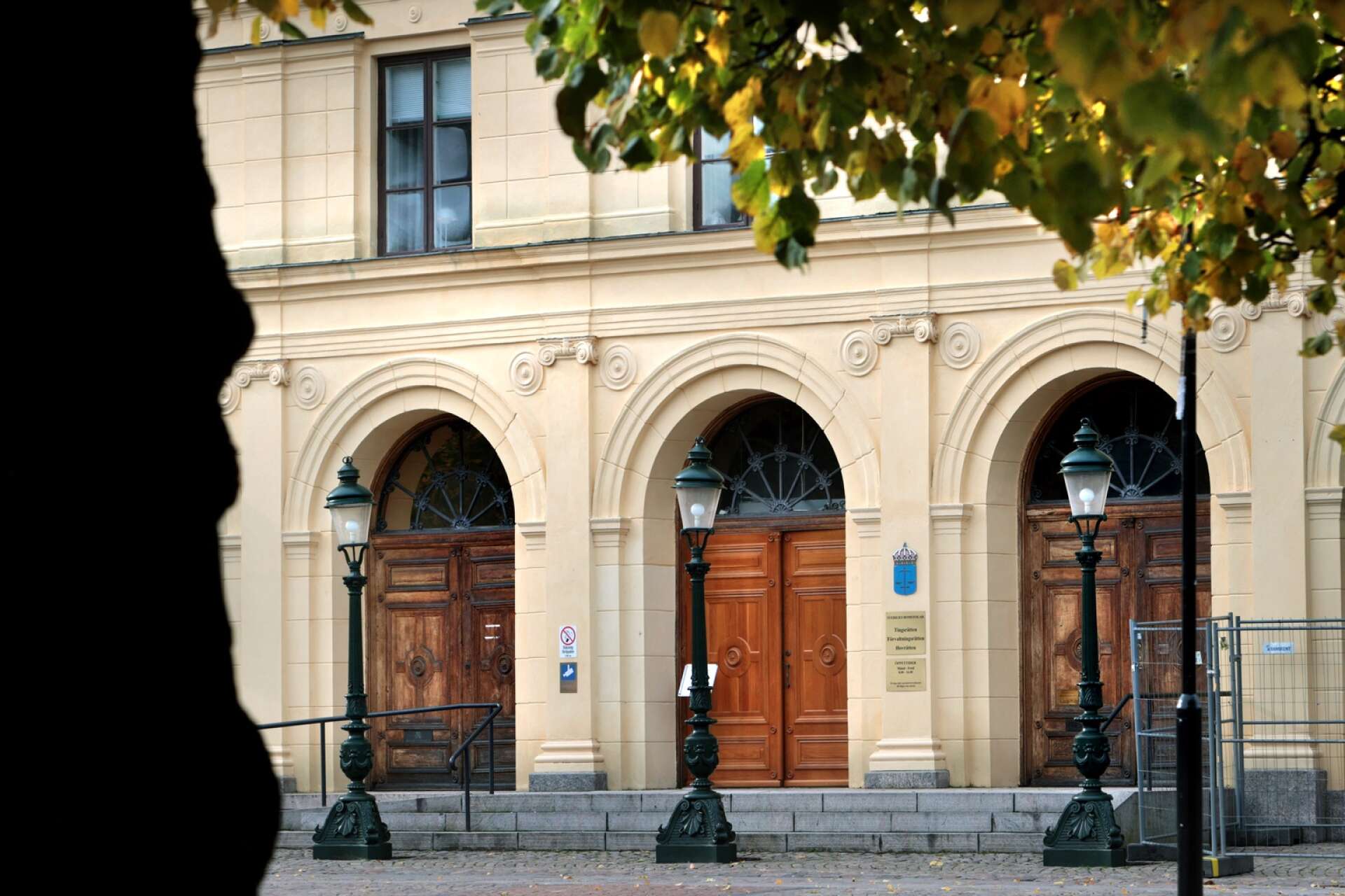 Den 30-årige dömde sexbrottslingen försattes på fri fot på torsdagen efter att Värmlands tingsrätt missat att hålla ny häktningsförhandling.