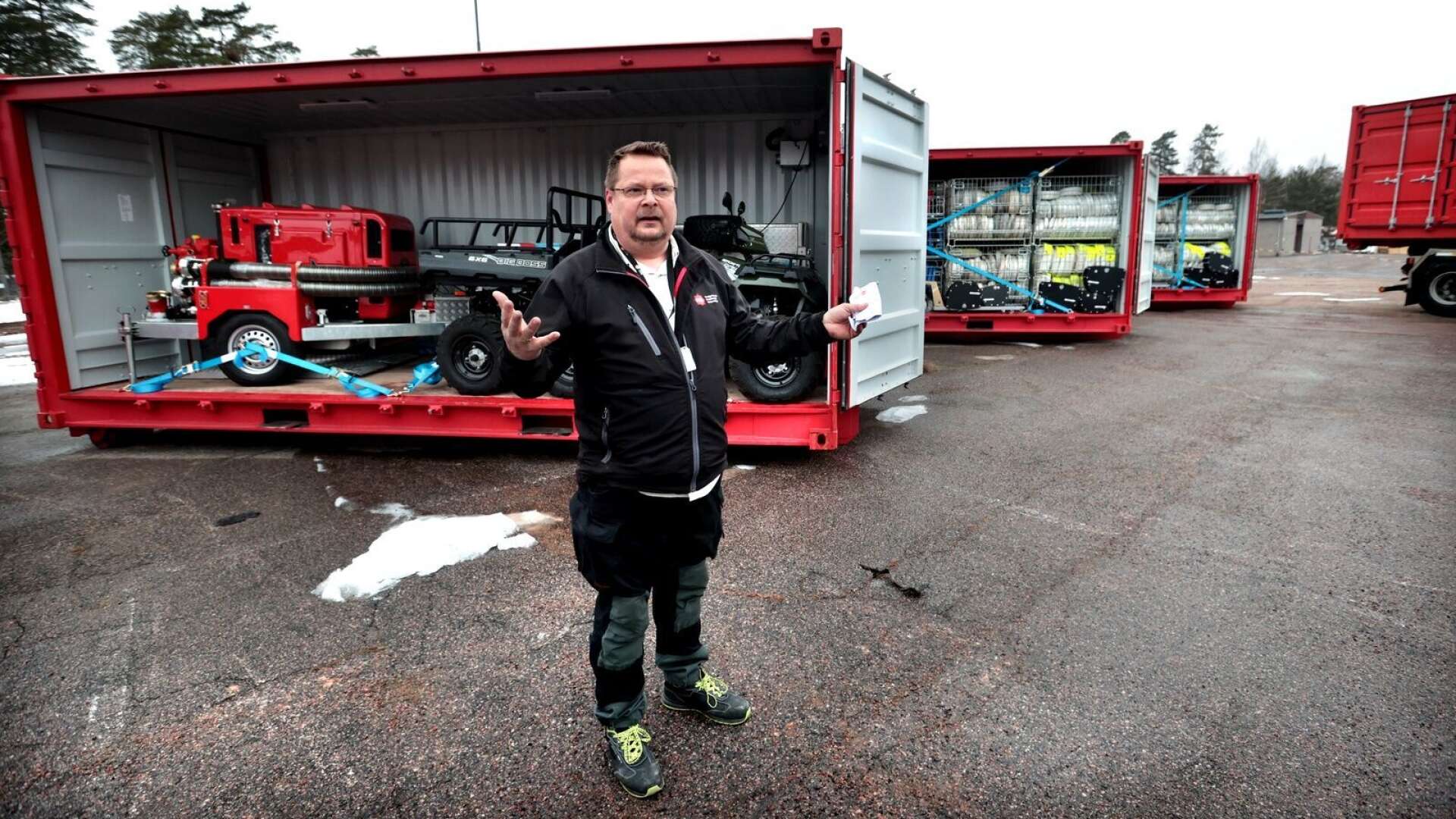 Pär Högman, verksamhetsansvarig vid MSB, med en av de tre containrar som nu lämnat lagret i Kristinehamn för transport till Ukraina.