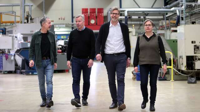 Lars Mejern Larsson (s), Stefan Thörnqvist, fabrikschef, Simon Hedberg, vd och Anna Hedberg, Svenskt Näringsliv Värmland, tog en promenad i produktionshallen.
