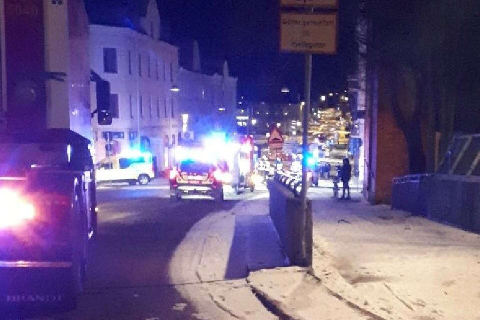 Olyckan inträffade vid halv tolv på lördagskvällen på Kungsgatan i centrala Åmål. Föraren, en man i 45-årsåldern, misstänks för grovt rattfylleri.