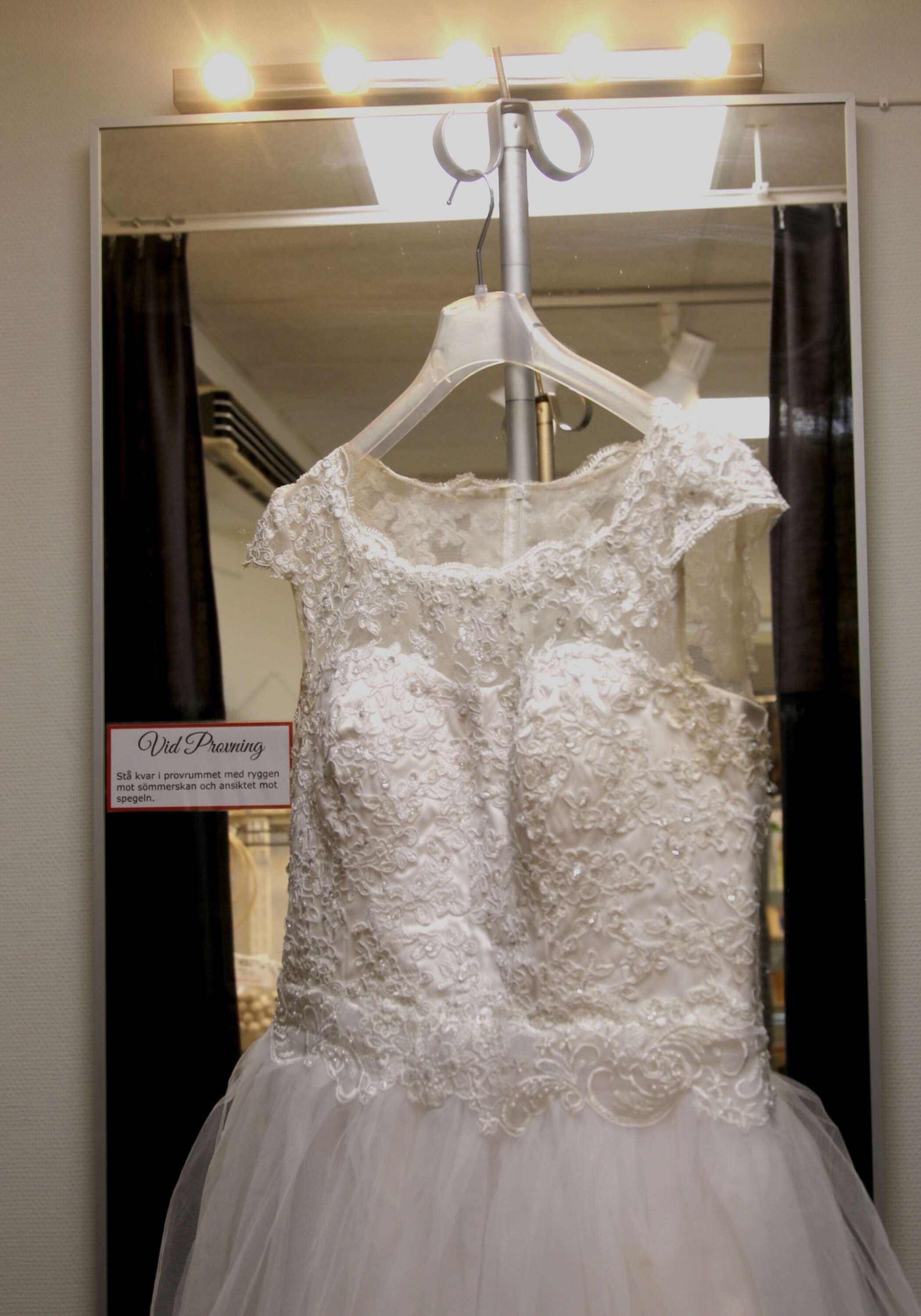 Med hjälp av spetsband, paljetter och pärlor förvandlade sömmerskan Helen Malins brudklänning.