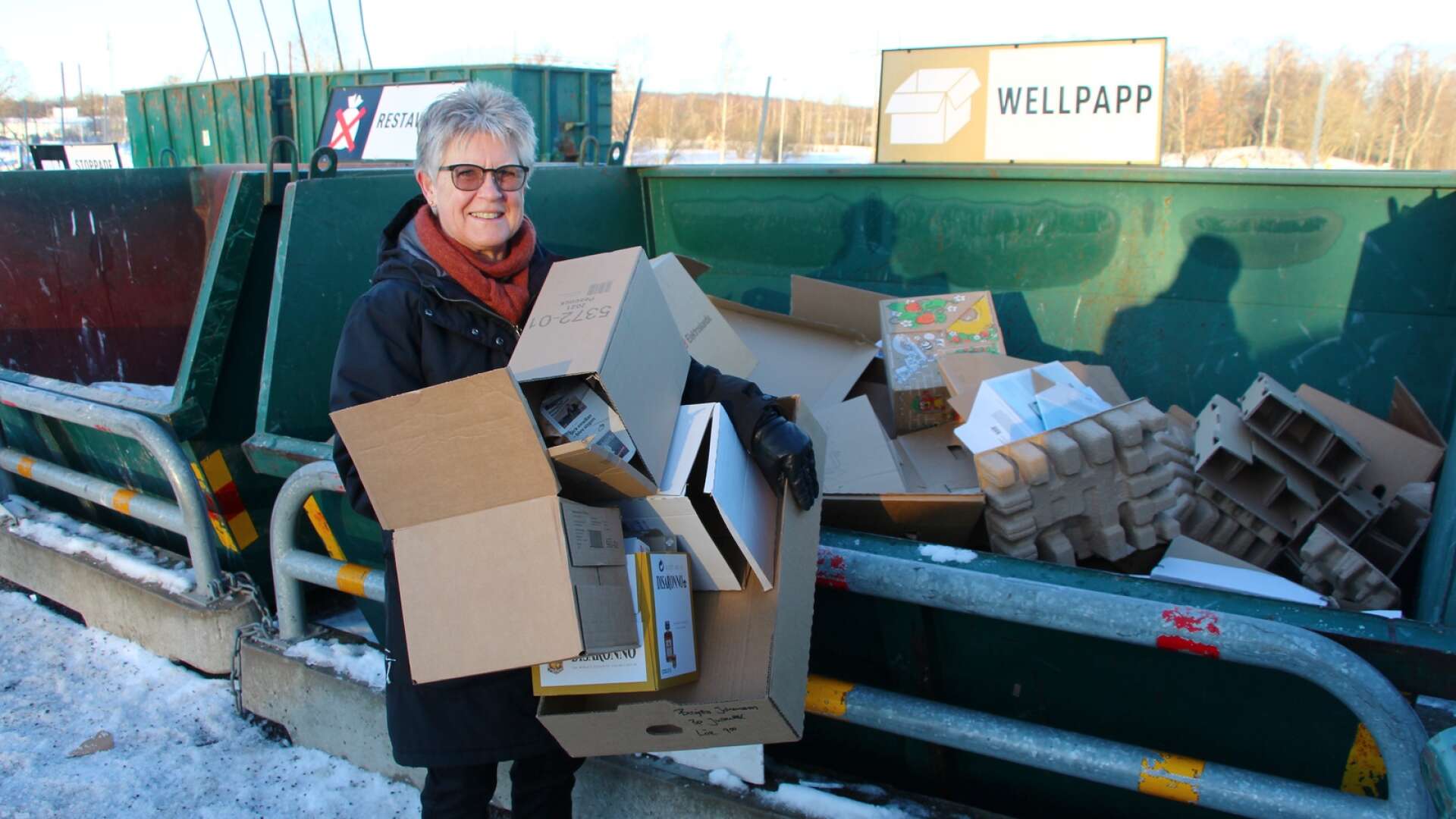 Birgitta Johansson hade famnen full med kartonger som skulle återvinnas.
