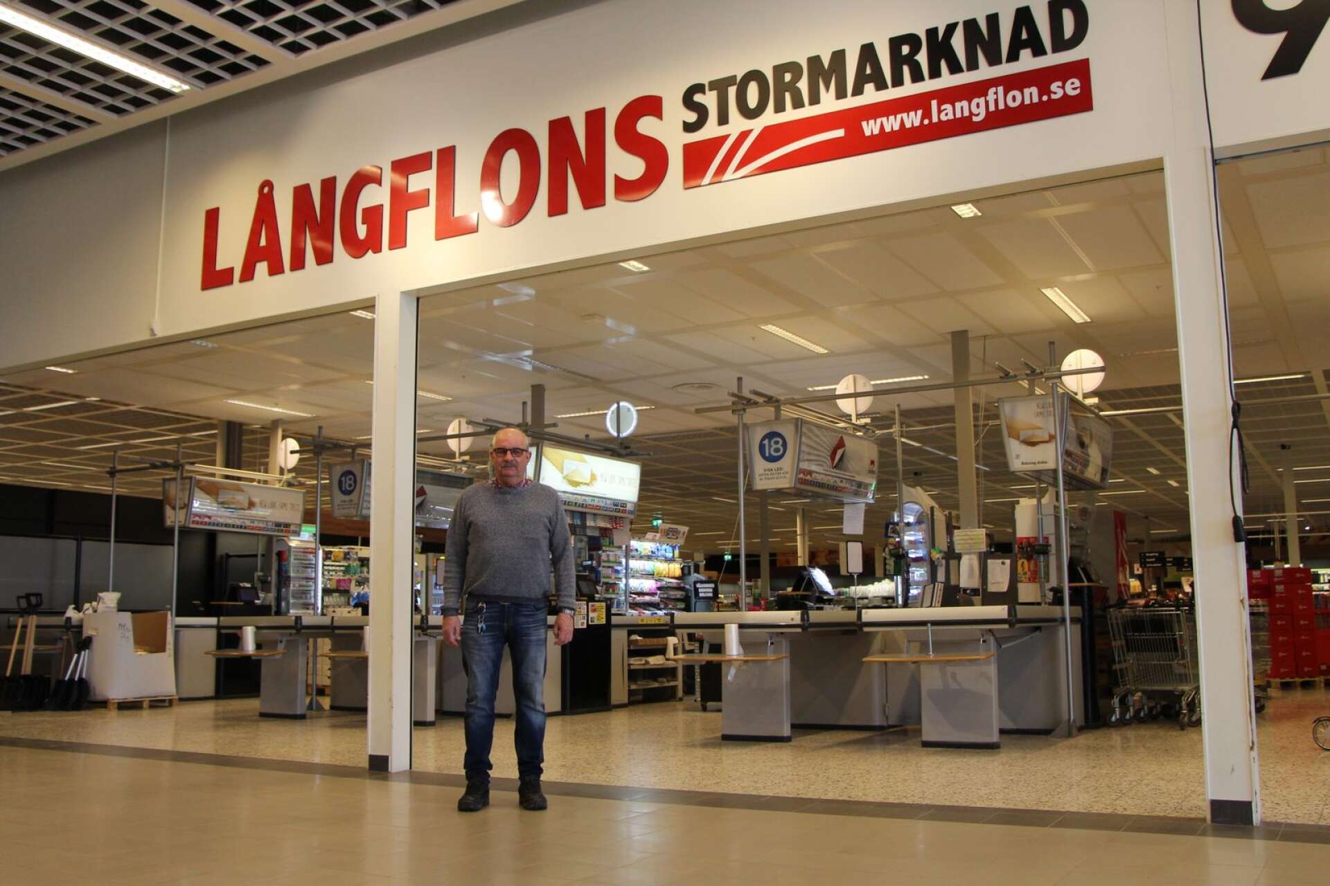 Delägaren Kjell Skjaerstad i en butik på 3 500 kvadratmeter som nästan inte har några kunder.