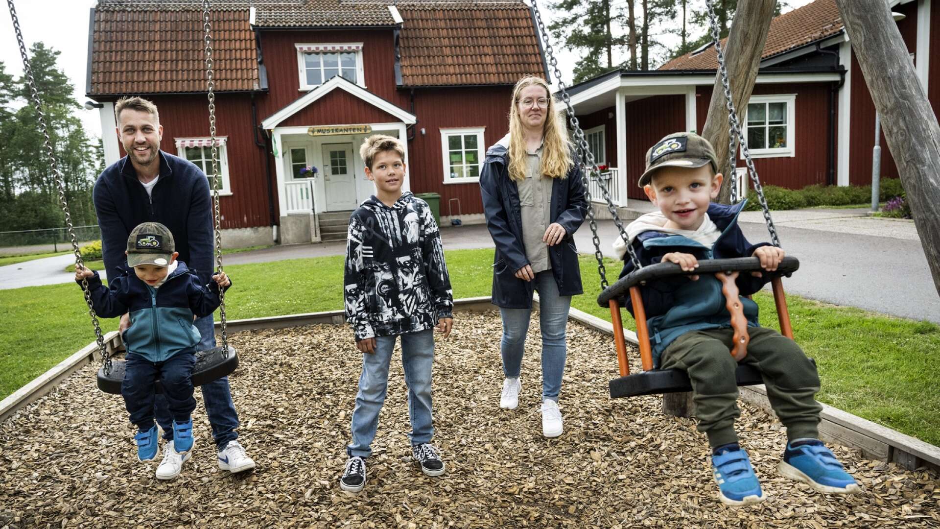Ulrika Andersson har bott i Tveta, utanför Säffle, i hela sitt liv. Här besöker hon vägkyrkan tillsammans med sambon Robert Andersson och barnen, från vänster Alfred, Albin och Axel.