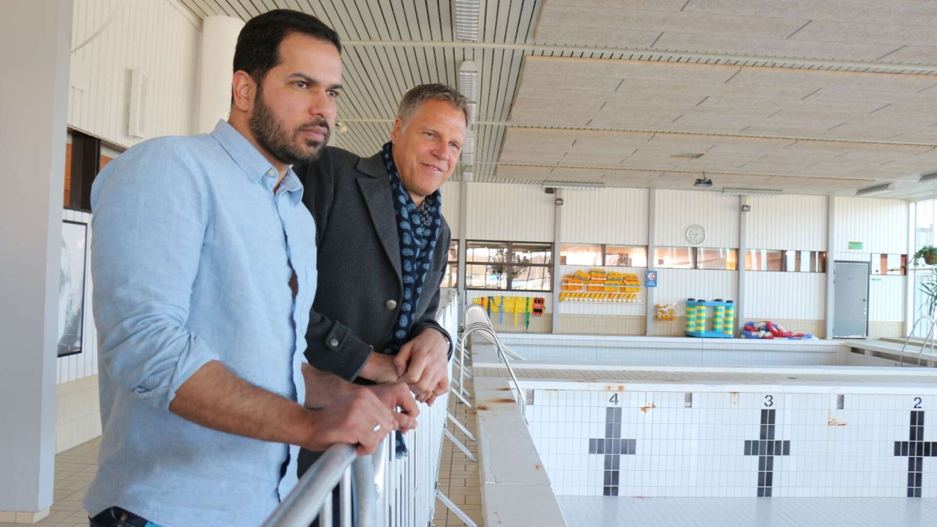 I mars berättade Hussein Zeki, fastighetsingenjör och Peter Månsson, samhällsbyggnadschef, om läget för den nya simhallen. Snart kan de börja jobba skarpt med att utformningen av den, om politikerna säger ja till förslaget