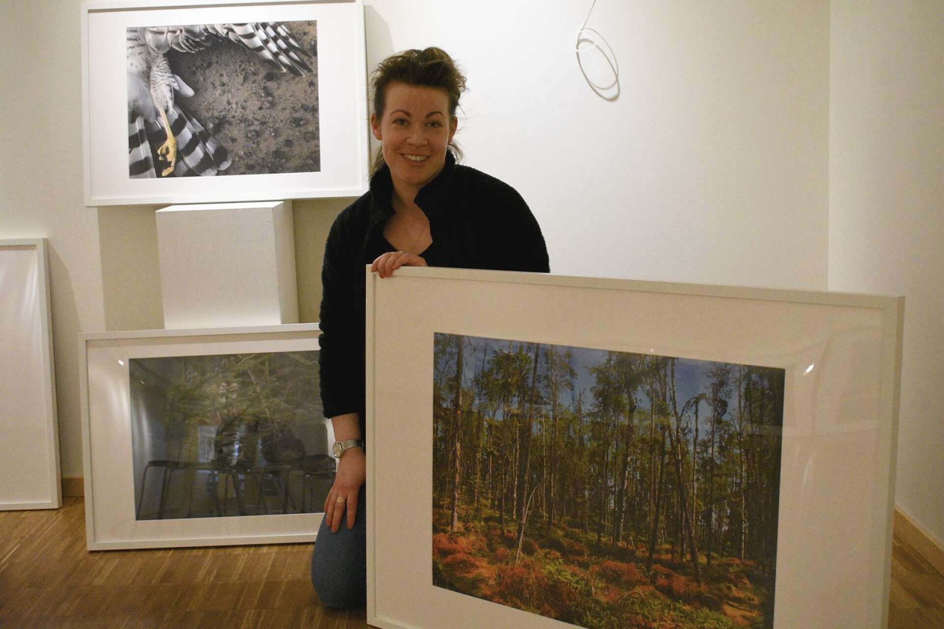 Erica Björndotters bilder blir kvar på Galleri Björken i ungefär en månad.
