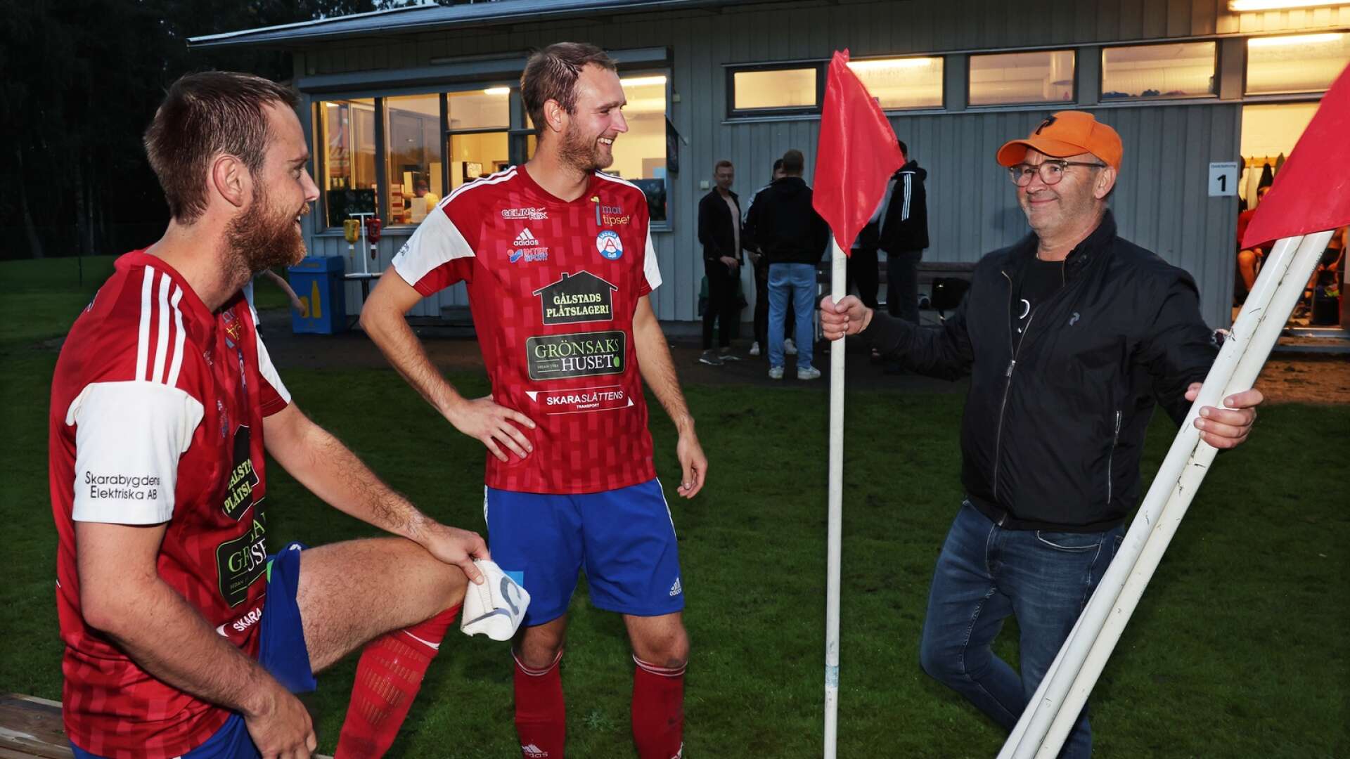 Edvin, Viktor och pappa Ove Berntsson snackar ner segern tillsammans.