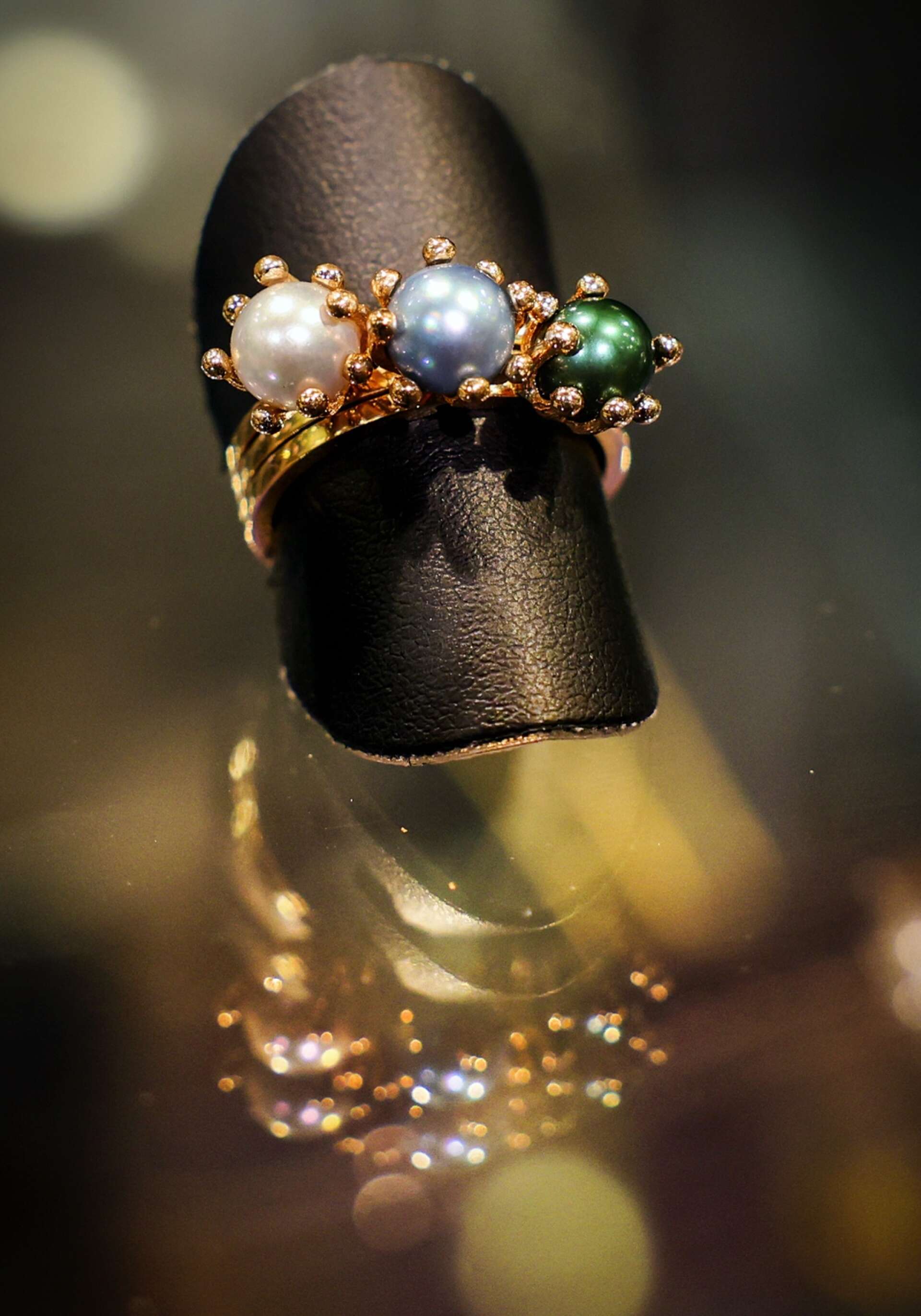 En variant av Sagan om ringen, som är Silverknappens mest populära smycke.