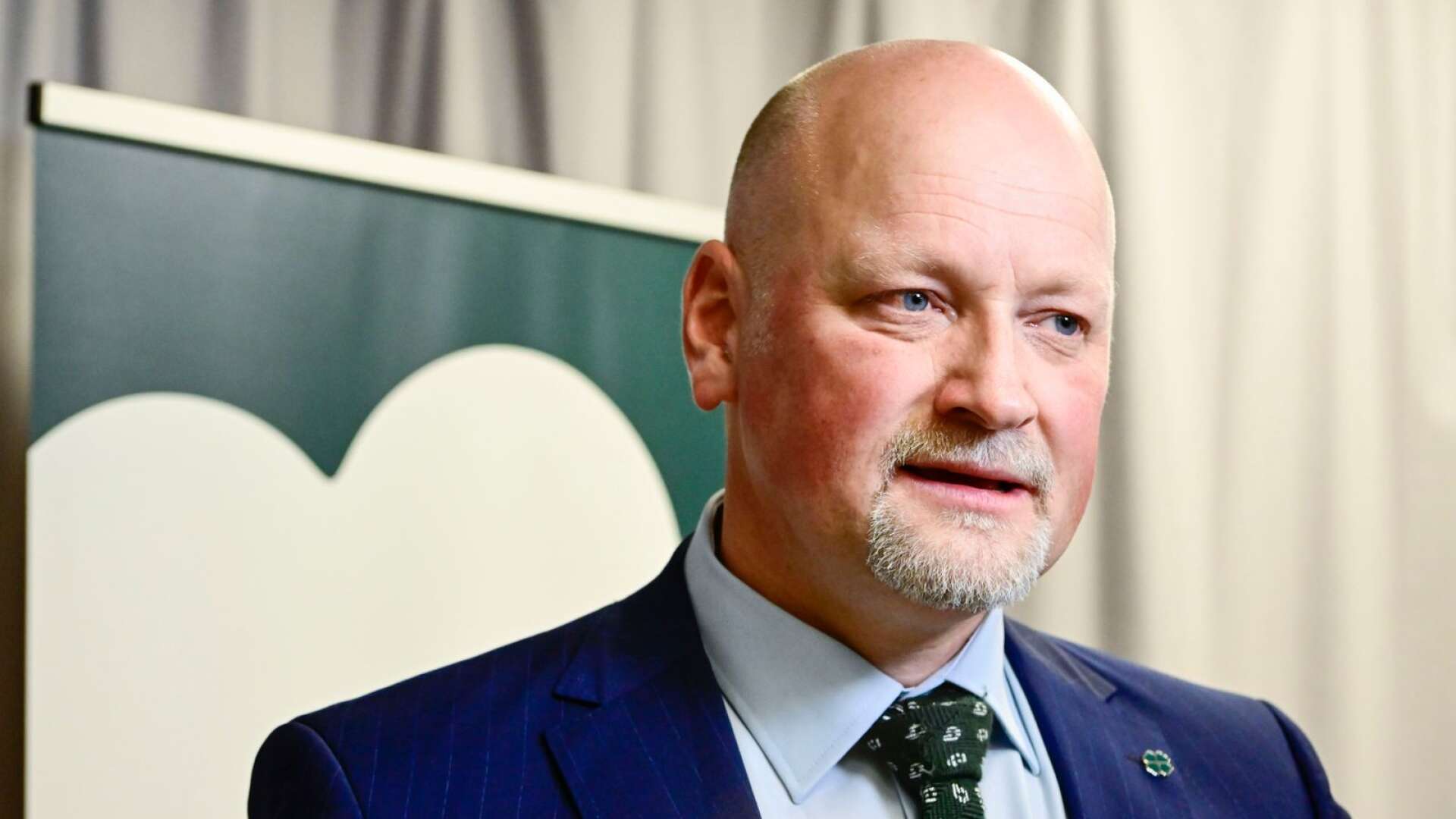 Daniel Bäckström är en av de tre kandidaterna till ny partiledare som presenterades av Centerpartiets valberedning under en pressträff på måndagen.