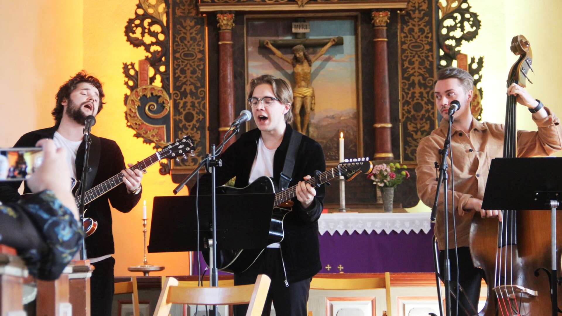 Skönsång. Charlie Nylén, Oskar Olsson och Love Bohlin spelade och sjöng vackert i stämmor, bland annat i What a wonderful world och Strövtåg i hembygden.