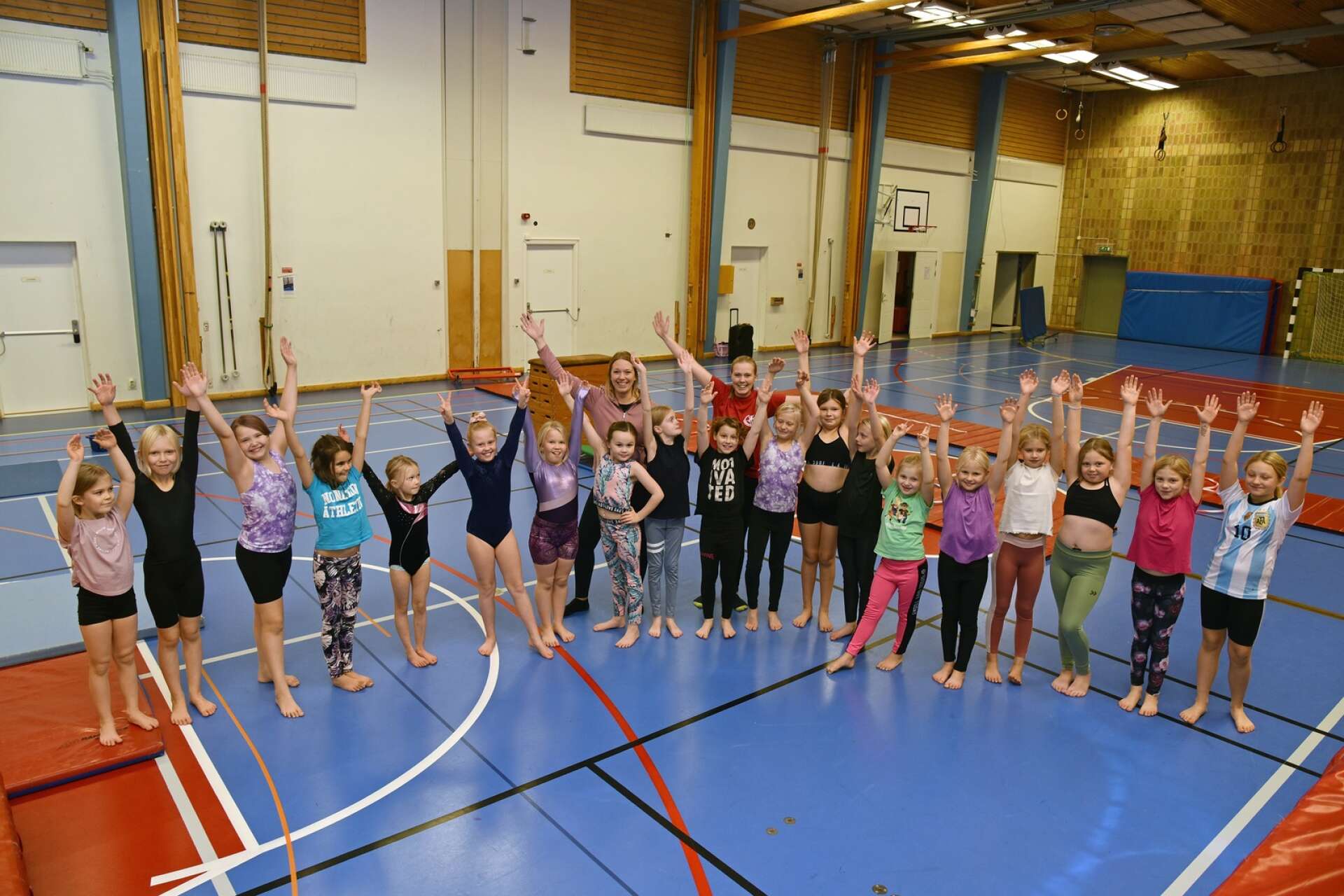En av de grupper som tränar gymnastik i Storfors. 