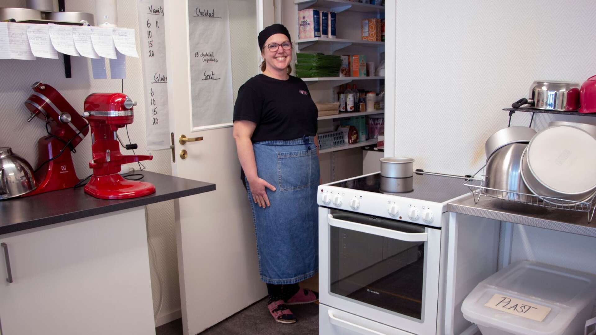 Tårtpinglan Lisa Tyrenhag i köket där alla tårtor och bakverk skapas i den lilla ugnen bredvid henne.