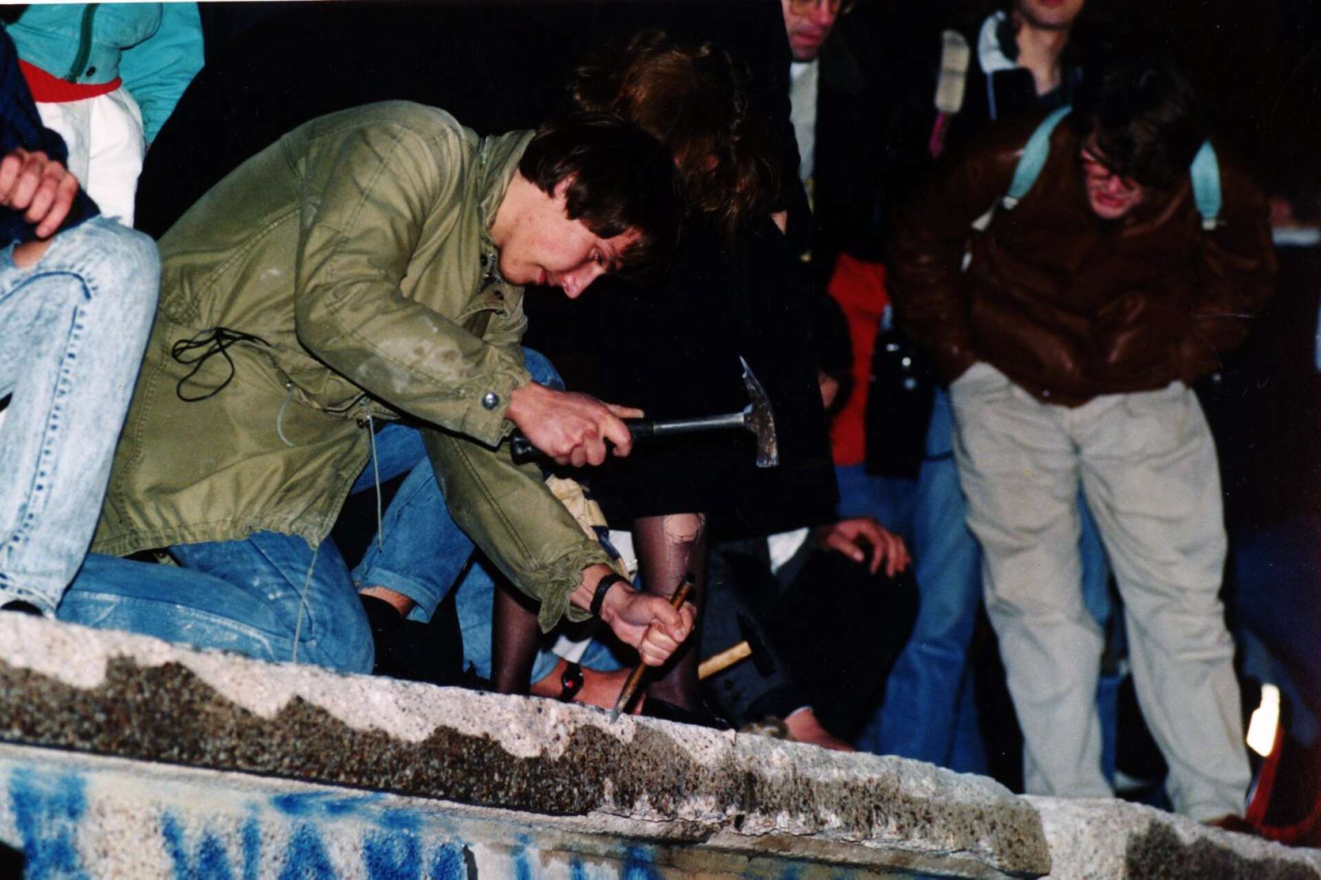 Natten mellan 9-10 november 1989 började man hacka sönder Berlinmuren.