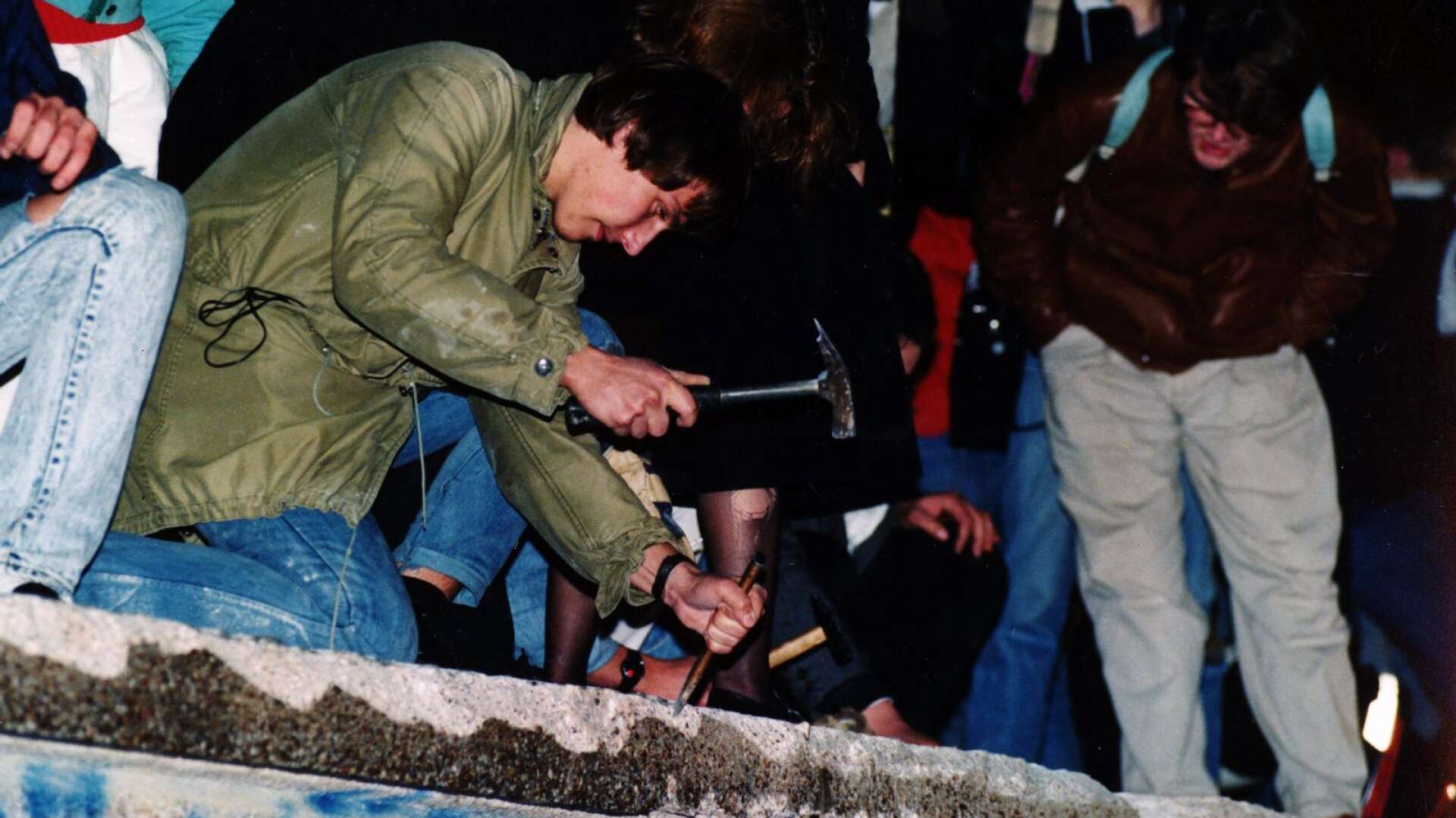 Natten mellan 9-10 november 1989 började man hacka sönder Berlinmuren.