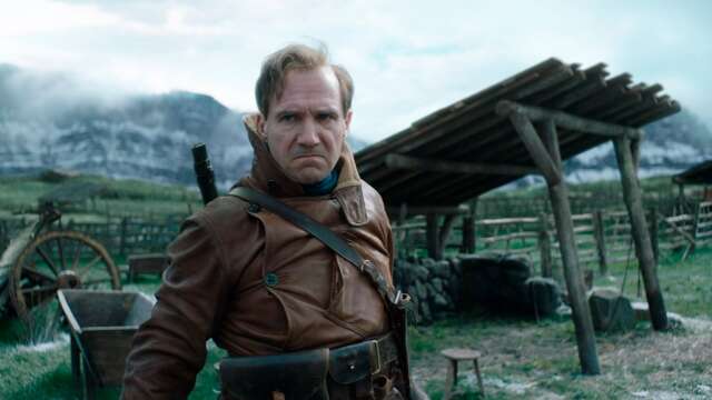 Ralph Fiennes spelar huvudrollen som hertigen av Oxford i &quot;The king&apos;s man&quot;.