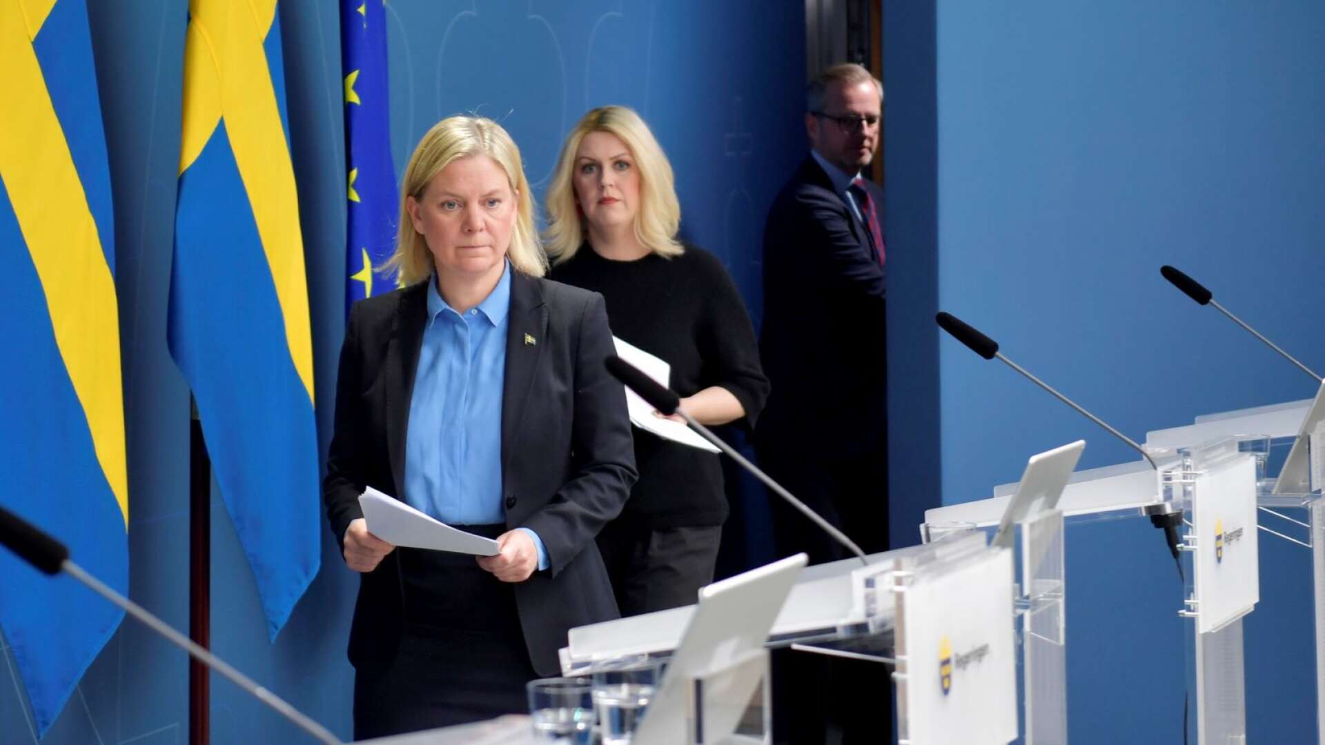 Statsminister Magdalena Andersson (S), socialminister Lena Hallengren (S) och finansminister Mikael Damberg (S) på väg att meddela ökade restriktioner.