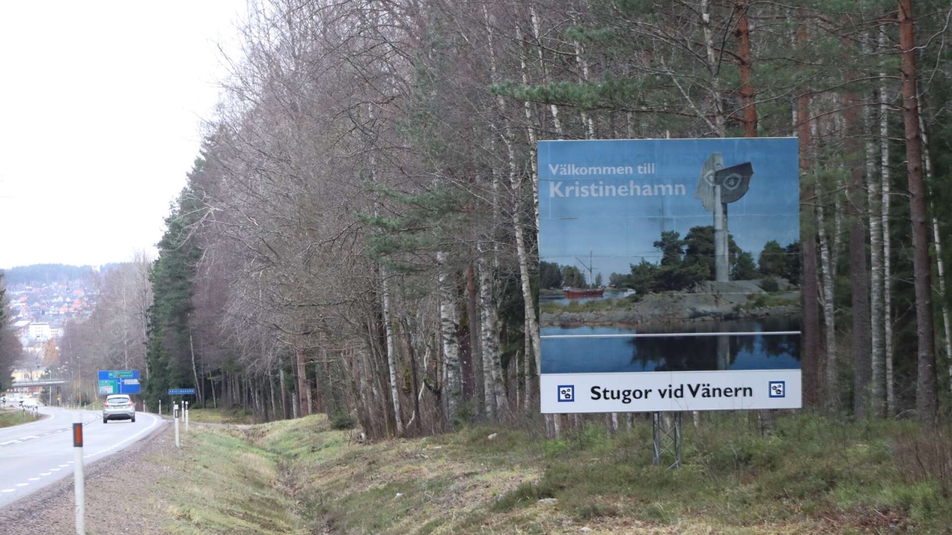 Per Nilsson (M), tycker att Kristinehamns kommun borde byta ut sina skyltar mot digitala skyltar. 