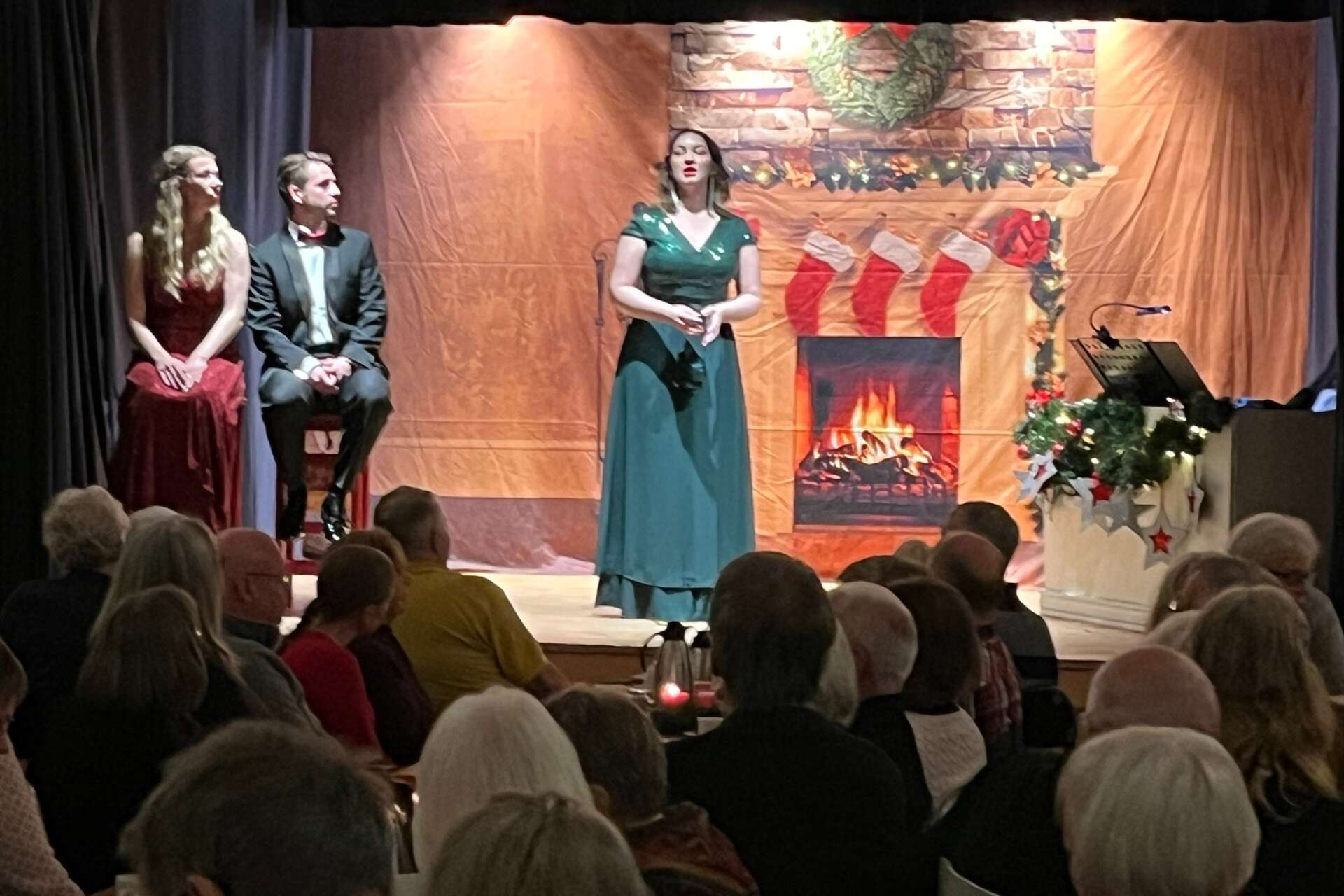 Sara Norrback Carlsson, Alice Störholt och Anders Werner från Wermland Opera gästade Rämmen med julkonserten Jul på hjul.