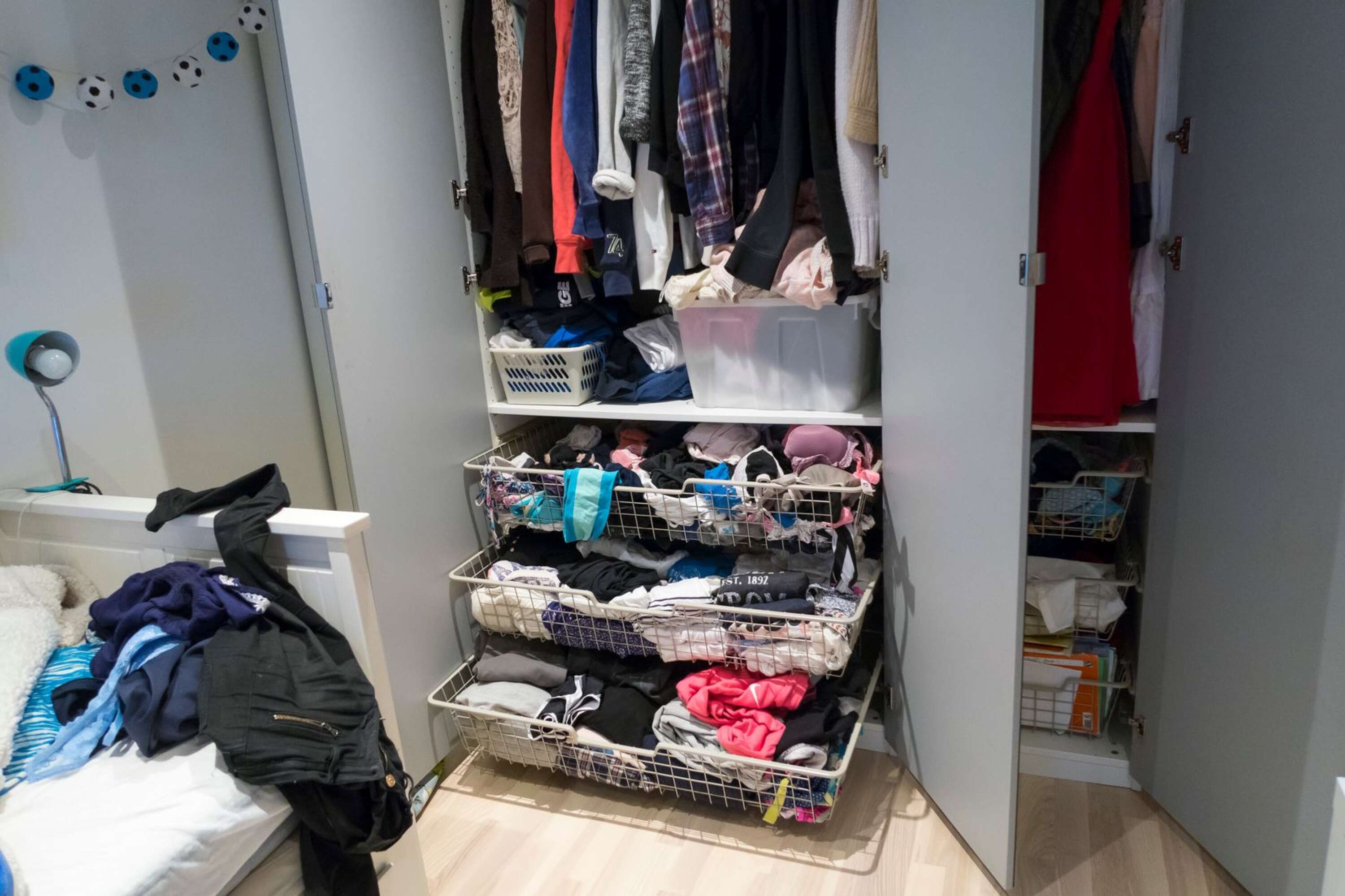 Många har svårt att hitta kläder trots att garderoben är överfull.