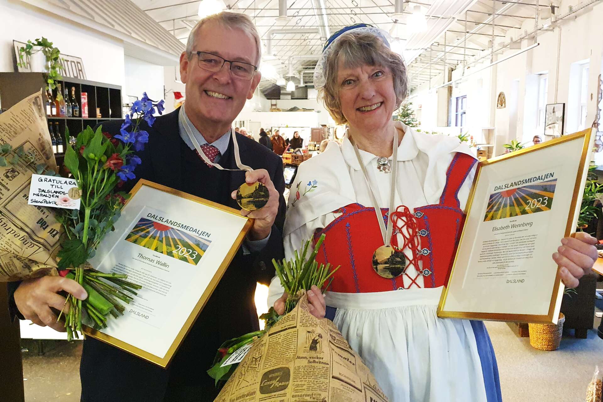 Tidningsmannen Thomas Wallin och konstnären Elisabeth Wennberg fick i lördags ta emot sina Dalslandsmedaljer i Håverud.