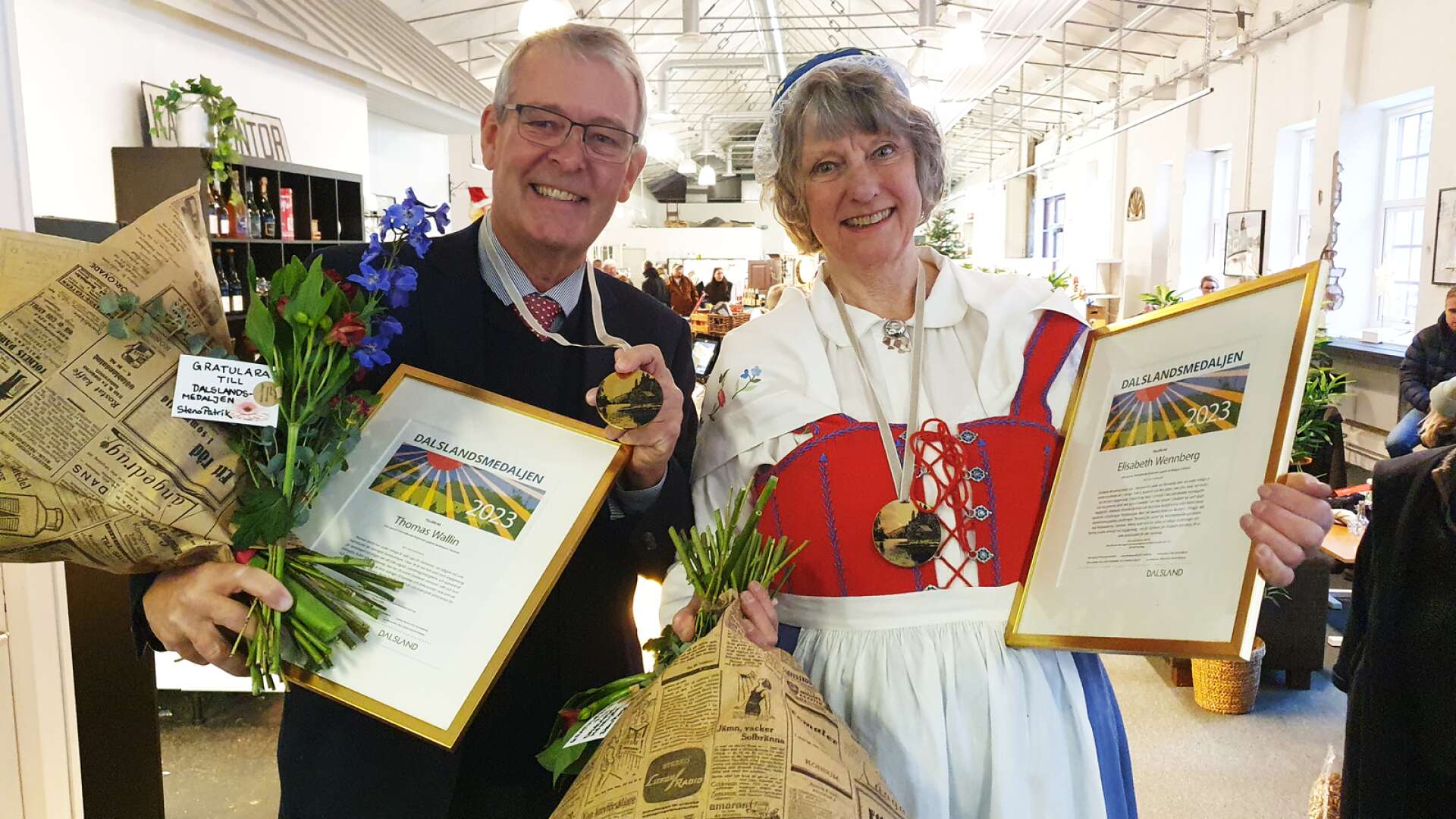 Tidningsmannen Thomas Wallin och konstnären Elisabeth Wennberg fick i lördags ta emot sina Dalslandsmedaljer i Håverud.