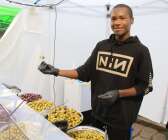 Junior Price Atongwe bjöd på provsmakning smarriga oliver.