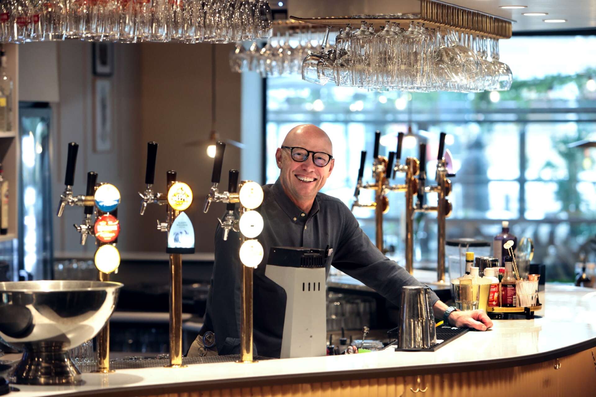 Christer Arnesson tycker att det är fantastiskt roligt att stå i baren. ”De gamla klassiska drinkarna kan jag än.”