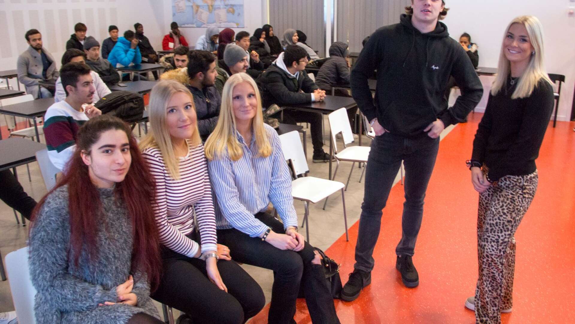 Här är några av eleverna i Skol IF, som tillsammans med lärare står bakom resan: Shena Maarof, Alva Herlufscen, Isabella Pallin, Edvin Lindström och Josefin Hammarbäck. 