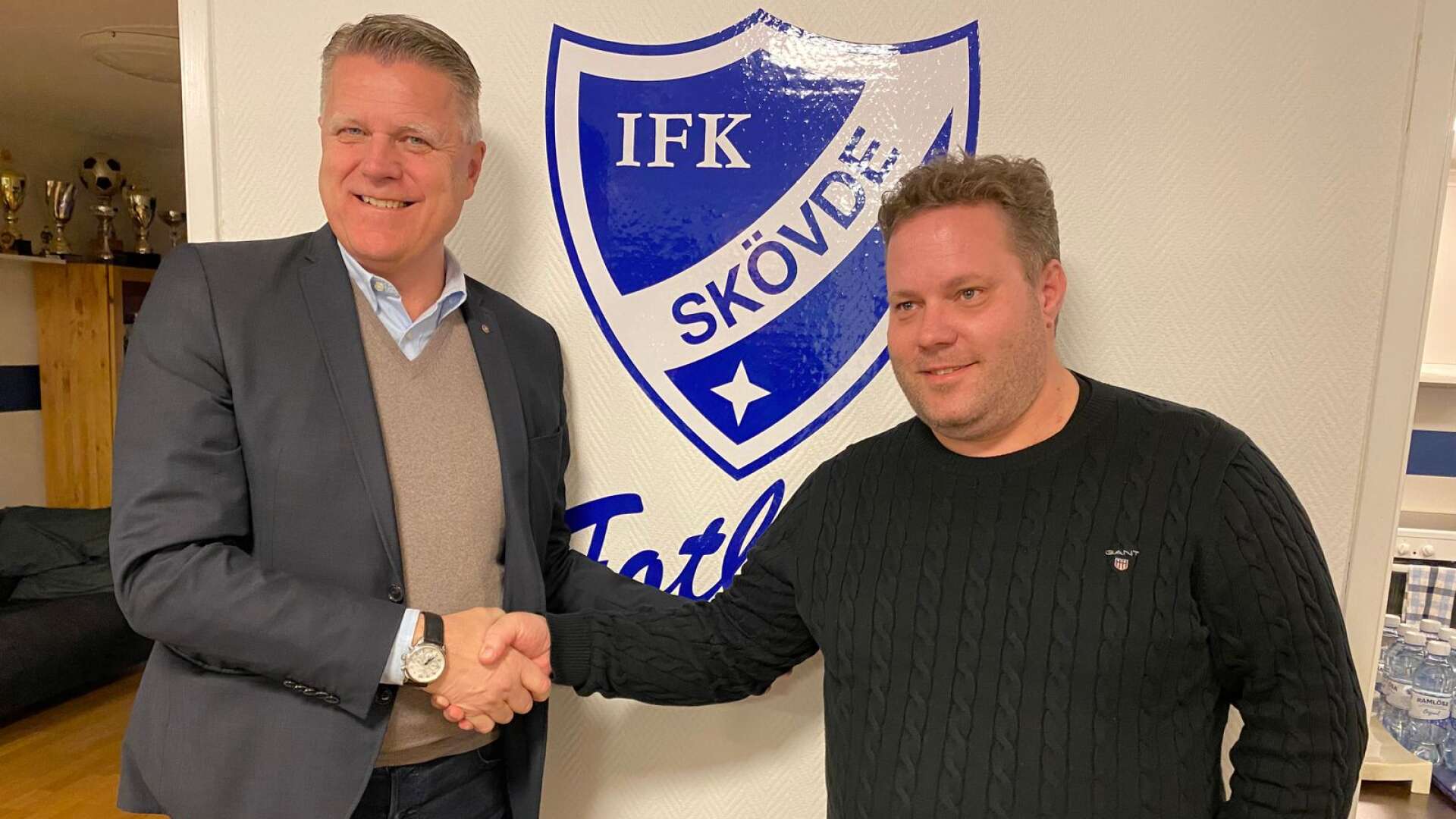 Joakim Wendt (till vänster) valdes om som ordförande och Henrik Berggren valdes in i styrelsen på IFK Skövde FK:s årsmöte.