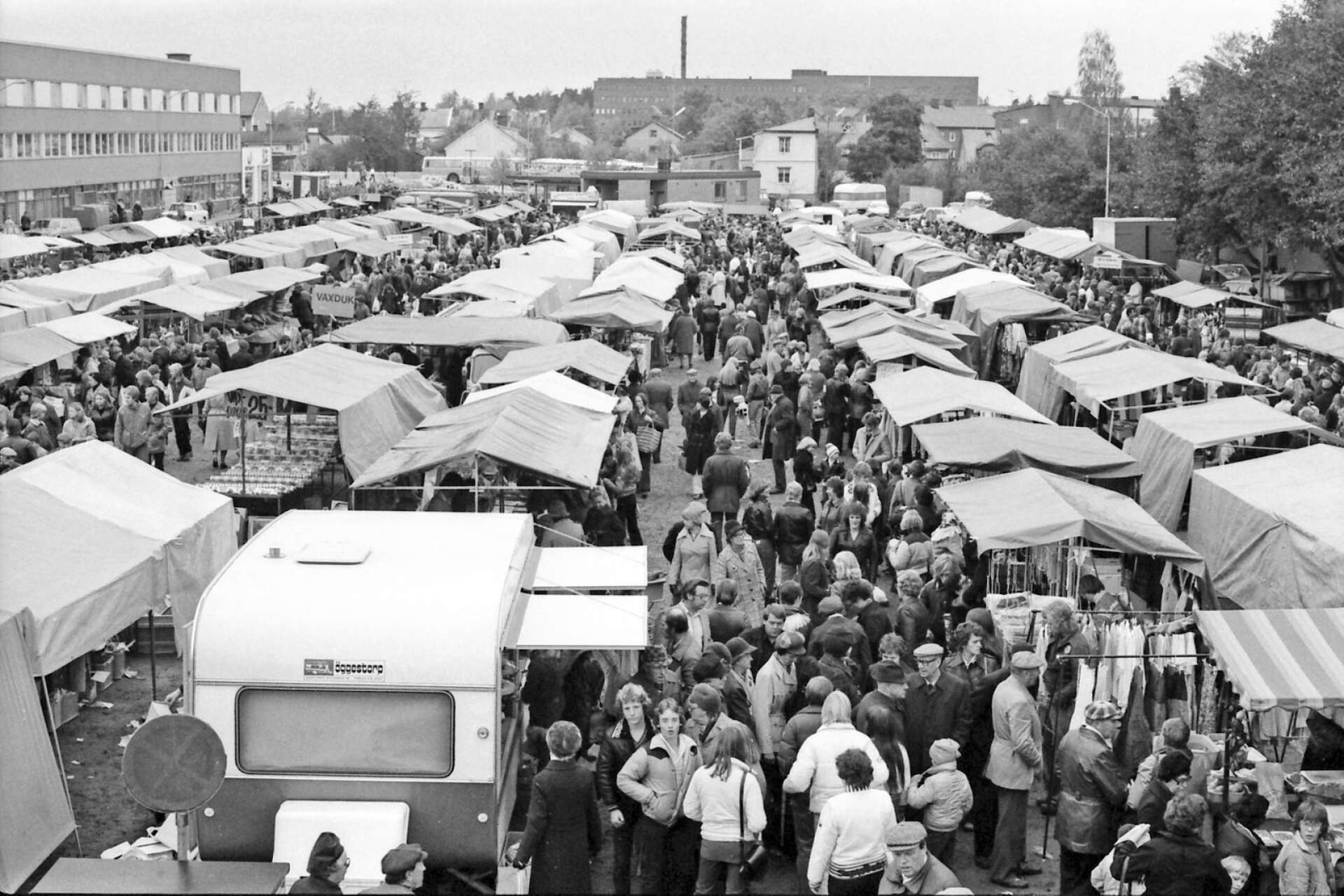 Under flera decennier var Nytorget platsen för nöjesmarknaden, men 1978 hölls denna på Flå och då gjordes ett försök med att förlägga varumarknaden till det då lediga Nytorget. Det blev en engångsföreteelse. 