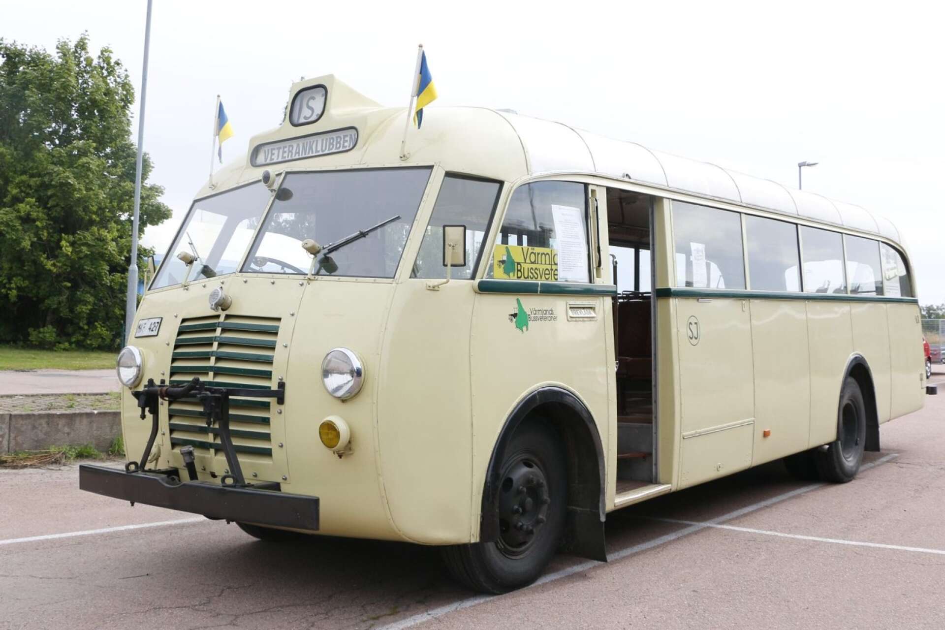 Volvobussen B 513 från 1948 har använts som en av de vita bussarna i filmen Eld och lågor (2019). 