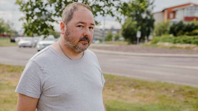 Daniel Svensson är besviken på Karlstads kommuns planering av vägarbetet utanför hans hem.