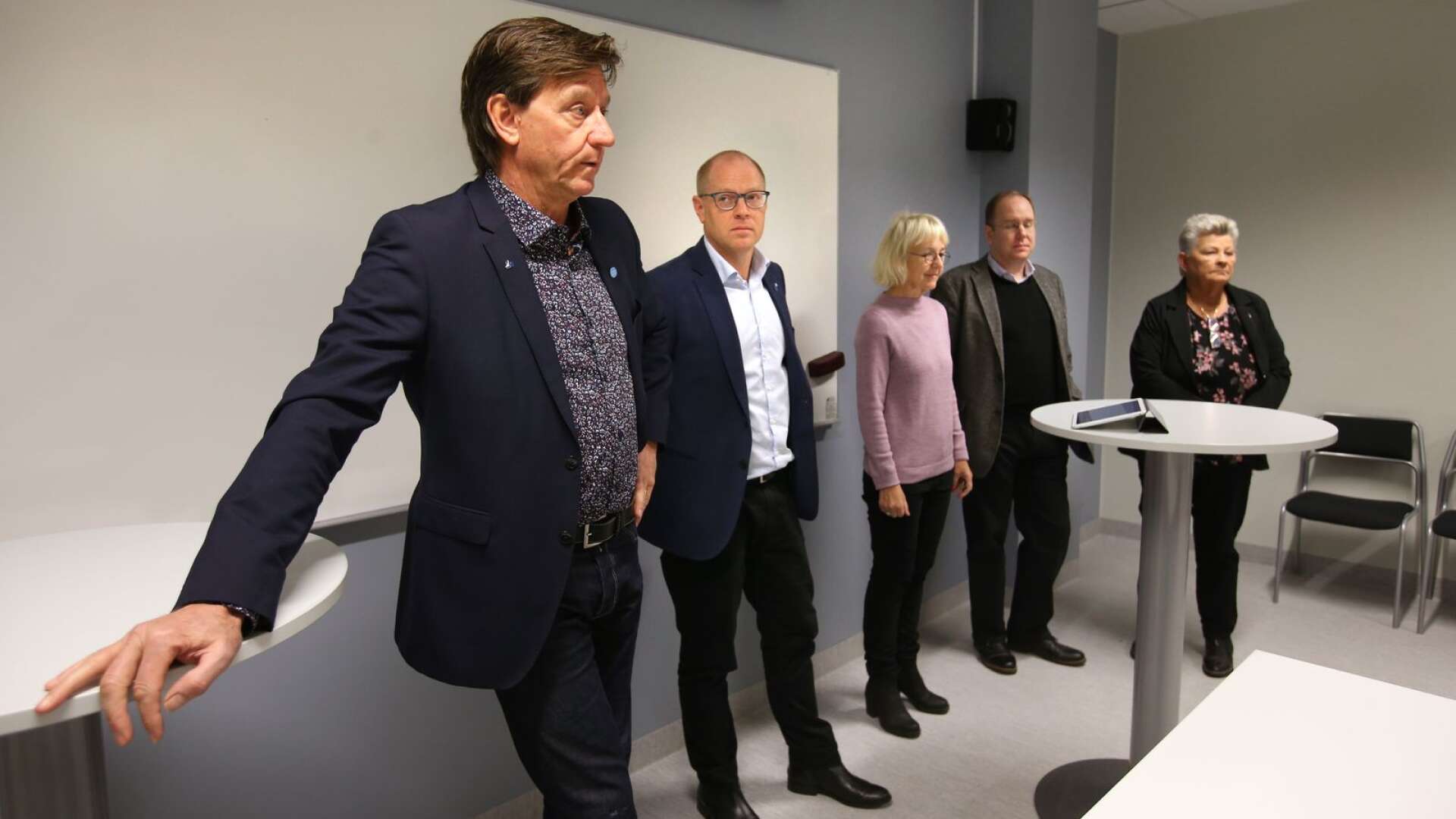 Hammarösamverkan presenterade sig; Bosse Henriksson (M), Mattias Joelsson (KD), Britt Bagge (MP), Peter Johansson (L) och Margareta Ivarsson (C). 