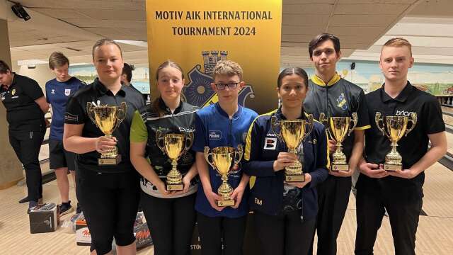 Den 14-årige Mariestadskillen Rasmus Olsson (trea från vänster) inledde sportlovet med att åka till Stockholm och vinna Motiv AIK junior tournament.