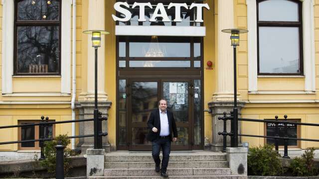 Patrik Ekman, superentreprenör, som driver flera olika företag och är VD för hotell i Charlottenberg, Årjäng och Kristinehamn. Här framför Stadshotellet i Kristinehamn.