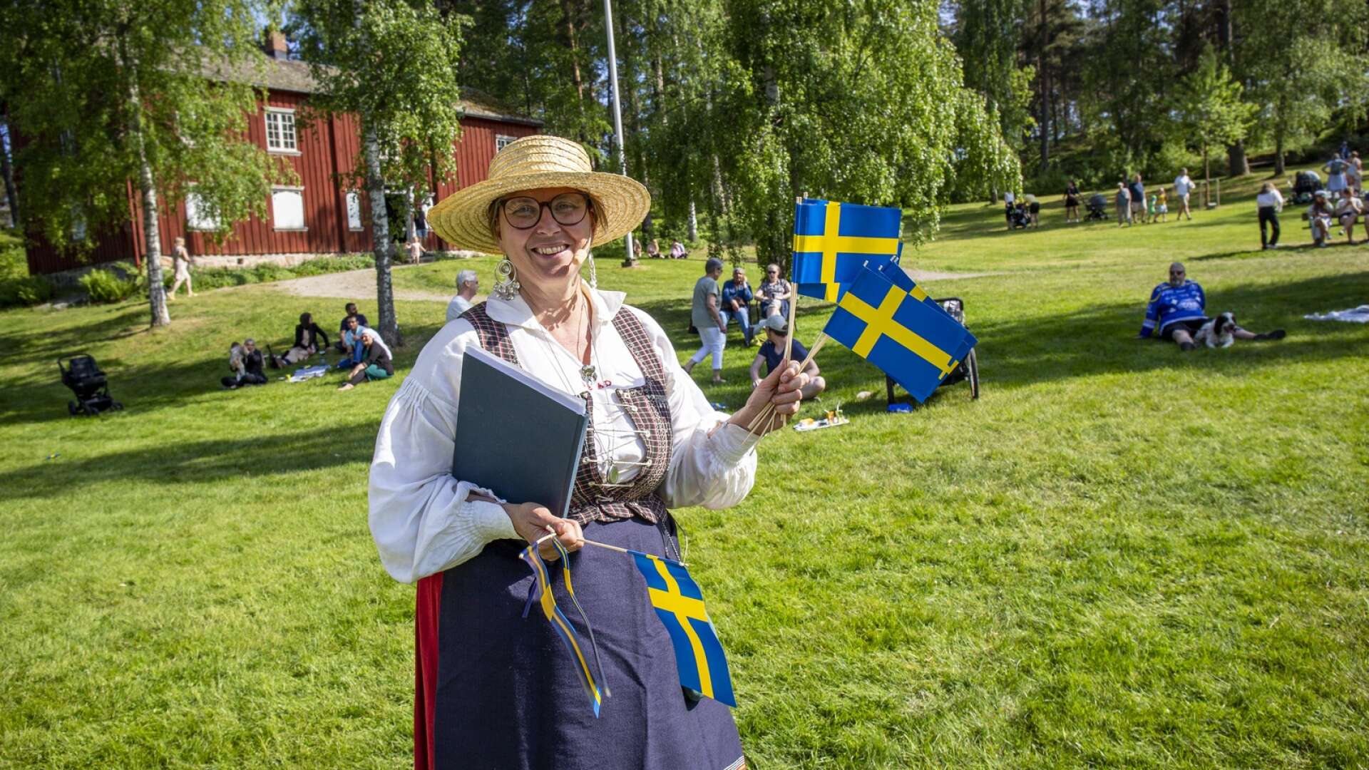 Sara Vogel-Rödin, kulturchef i Åmåls kommun, var konferencier på tisdagens nationaldagsfirande i Örnäsparken.