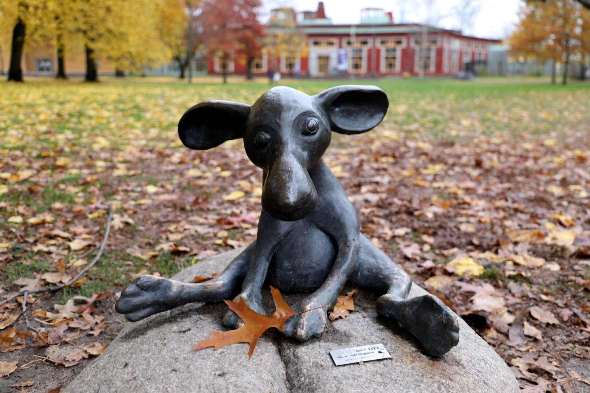 I museiparken står två av Niki Merimaas hundskulpturer.