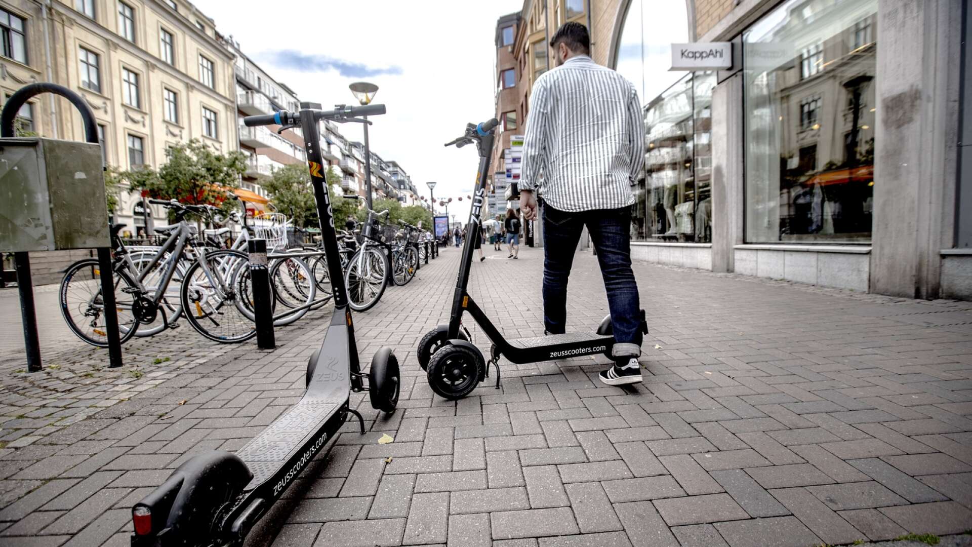 Många har reagerat på elsparkcyklarna i Karlstad under sommaren som gått. Nu ska kommunen titta på lösningar inför kommande högsäsong.