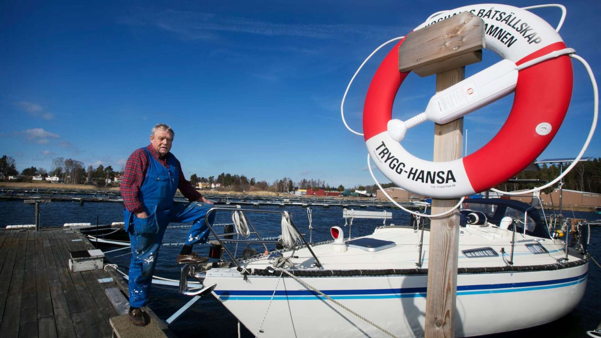Reinhard Hartmann har redan lagt i båten på Mörudden, Hammarö.