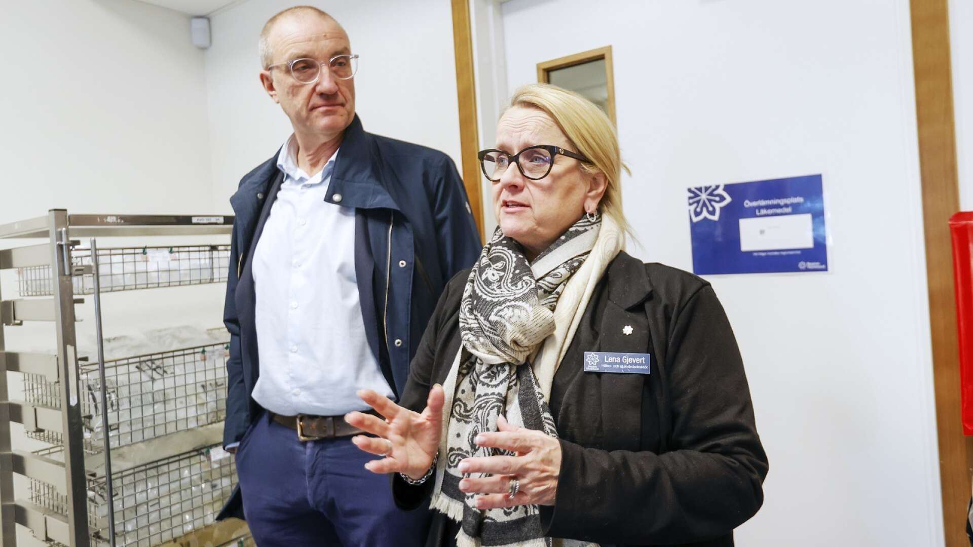 Region Värmlands sätt att sätta chefers löner leder till löneinflation och är inget annat än ett systemfel, anser insändarskribenten. På bilden syns Peter Bäckstrand, regiondirektör, och Lena Gjevert, hälso- och sjukvårdsdirektör.