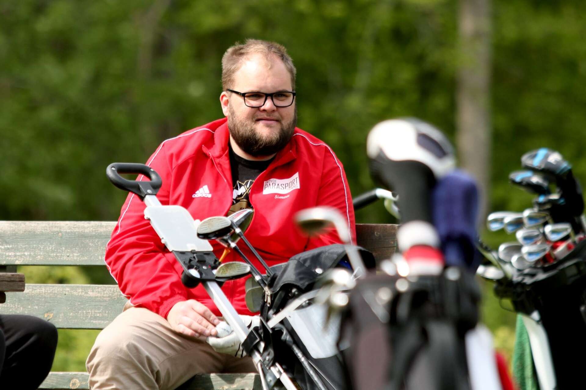 Simon Berggren är en av spelarna i Skövde Parasport som är med och spelar golf på lördagarna.