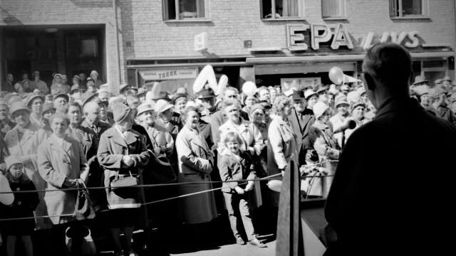 1963 invigdes Domus. Massor av folk på premiärdagen. Poliskonstaplar såg till att insläppet fungerade.
