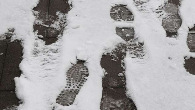 Runt huset har Mariestadskvinnan hittat skoavtryck i snön.