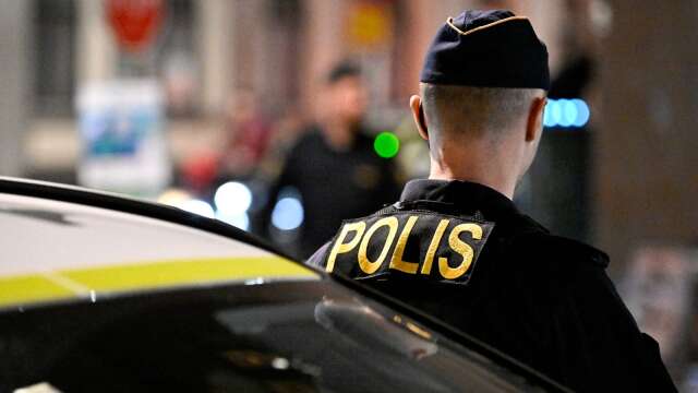 En man i Kristinehamn är misstänkt för att ha hotat två kvinnor med en yxa.