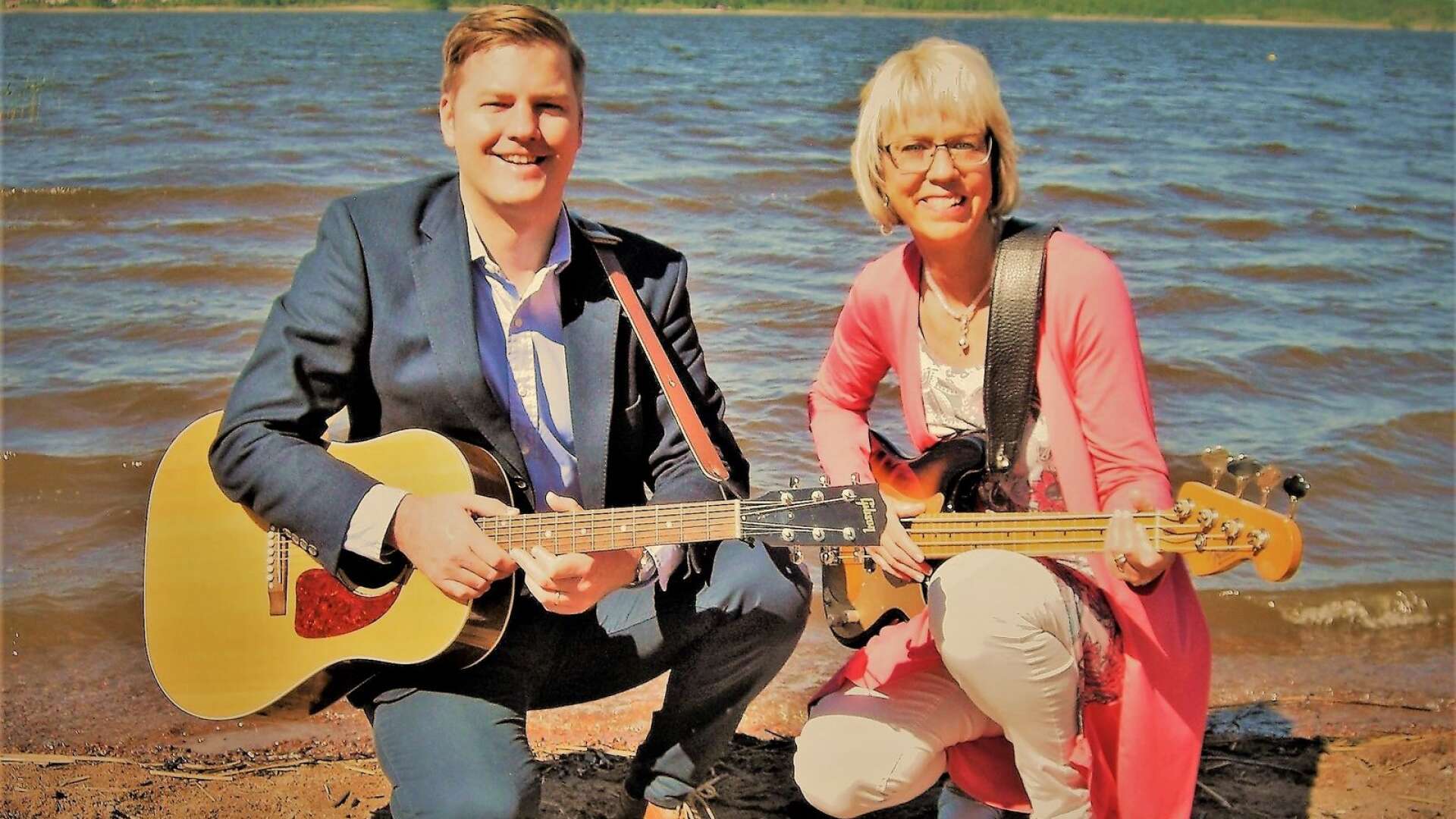 Johan och Gunilla Sigvardsson sjunger och spelar i Brokyrkan.