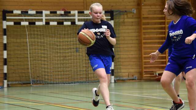 Maja Gustafsson, 13 år, från Hammarö var en av de 50 deltagarna som under helgen filade lite extra på basketkunskaperna i Arvika.